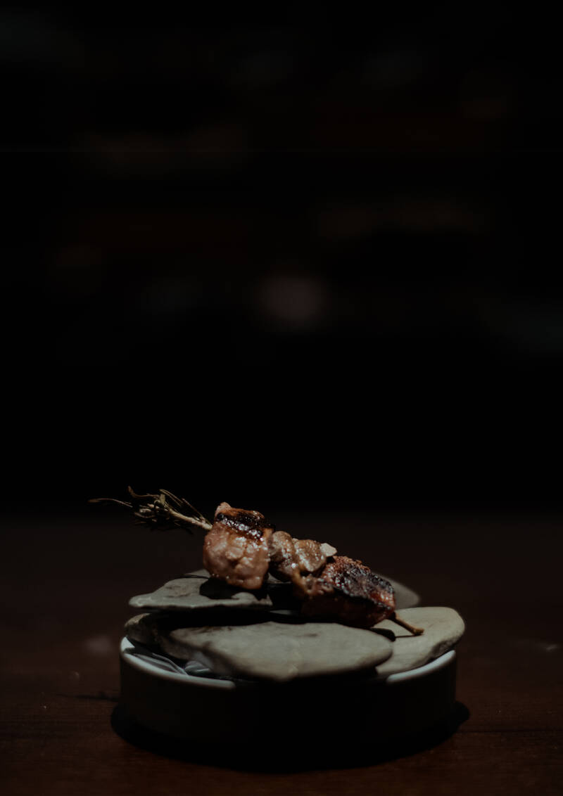 Yakitori grelhado sobre pedra